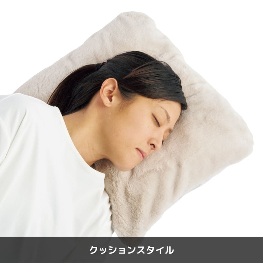 ベージュのラップスカートを頭の下に敷いたクッションスタイル
