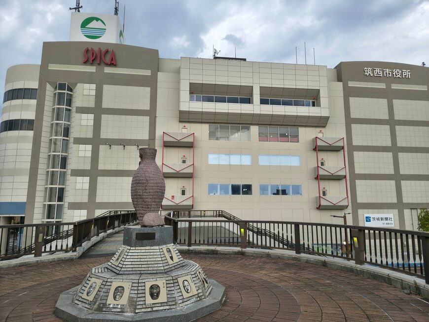 駅前にある市役所
