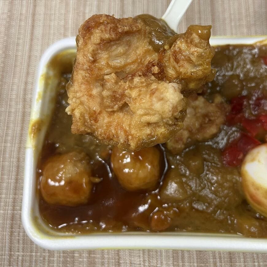 「弁当 つるや」で購入したエンムスカレー