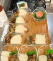 「おかずたっぷりでごはんが見えない！」忙しい会社員主婦が作る油淋鶏＆茄子味噌炒め弁当が美味しそう