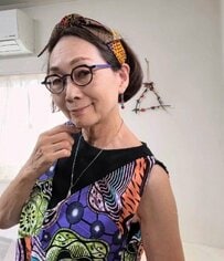 【76歳マダム】が着こなす「アフリカン柄コーデ」　“お手製ヘアリボン”とトップスの合わせ方がおしゃれ