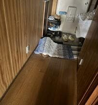 「下に映っとんねん！」完璧に隠れたつもりの猫ちゃん、見事な【逆さおかか】で居場所がバレバレの奇跡の1枚