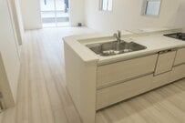 「起床後に台所」で目撃した光景に目を疑う　飼い猫の状態が話題「どうしたんだ！？」