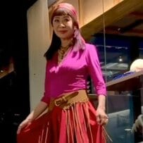 【70歳マダム】ピンク×赤が主役の「華やかコーデ」！エレガントな着こなしが素敵