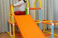 1歳児のために設置した「遊具の状態」に違和感　父親が持つ「まさかのグッズ」のシンデレラフィット具合が話題