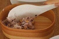 妻が夫に作る「愛情弁当」がおいしそう…　3色のおかずで彩る〈ヤンニョムチキン弁当〉が話題