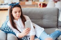 子どものスマホ、あなたは持たせる派？ 持たせない派？