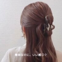 【3STEPで完成】ヘアクリップが主役！時短&簡単「ハーフアップヘアアレンジ」 忙しい朝にもぴったりな大人可愛いまとめ髪