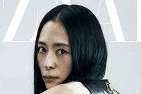 53歳 深津絵里「バレンシアガ」ブラックコーデが話題「たまらん」「素敵すぎるー！」「めちゃかっこいい」雑誌『ハーパーズ バザー』表紙