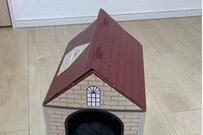 【帰宅する猫ちゃん】小さな家にチョコンと納まる元・保護猫　はみ出た尻尾に思わず悶絶