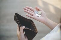 「年金ではゆとりがない」その理由ランキングは？4月から年金は実質減額