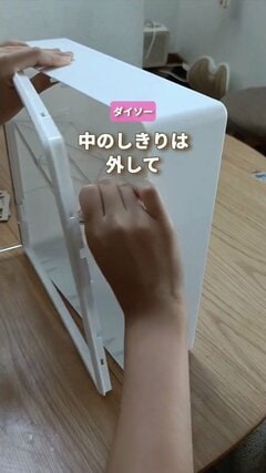 【100均DIY】ダイソーのケースが「ガチャたちの家」に変身 セリアのドールハウスシートで壁と床を貼る