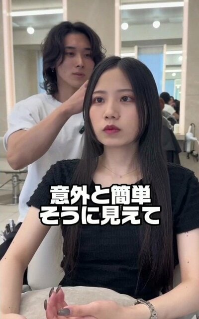 胸のあたりまで届く、まっすぐな黒髪の来店時の様子