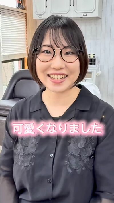 素敵な仕上がりに笑顔を浮かべる女性