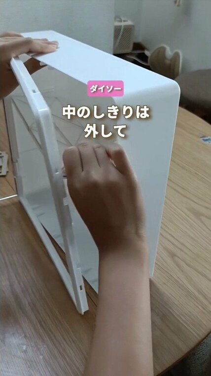 【100均DIY】ダイソーのケースが「ガチャたちの家」に変身 セリアのドールハウスシートで壁と床を貼る