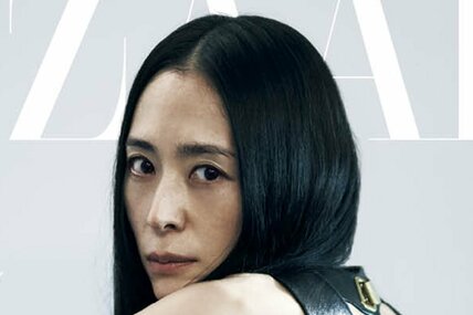 53歳 深津絵里「バレンシアガ」ブラックコーデが話題「たまらん」「素敵すぎるー！」「めちゃかっこいい」雑誌『ハーパーズ バザー』表紙