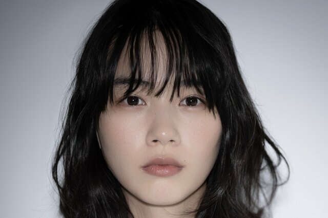 のん 清楚な秋私服コーデにSNSメロメロ「かわいすぎ～レベチ」「天使降臨だっ！」「知的」の声