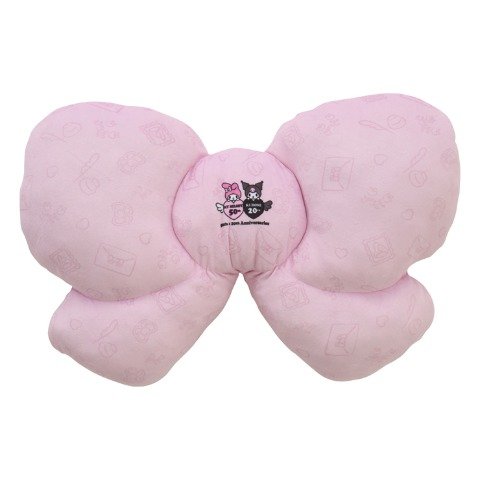 バックに描かれた周年記念ロゴがポイント