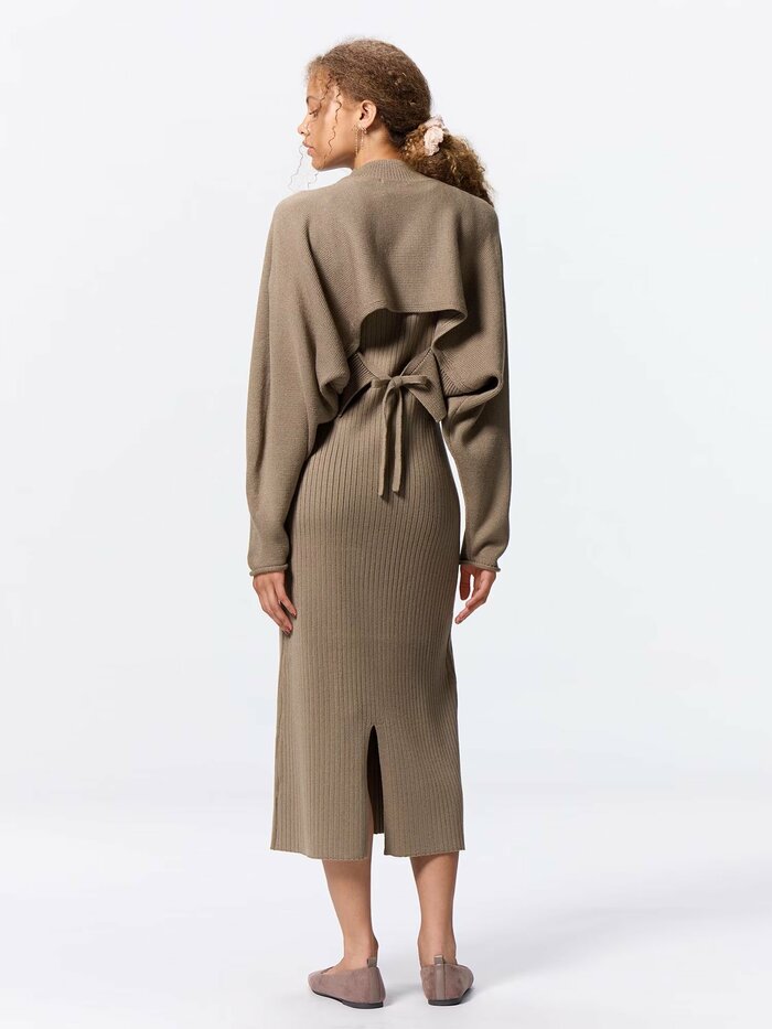 振り向いたときのかわいらしさにも注目