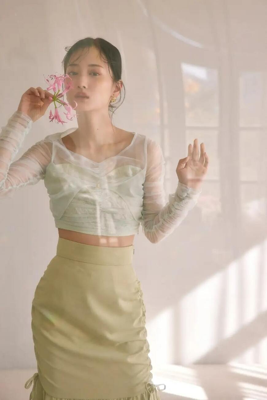 出所：MARK STYLER株式会社「RESEXXYのイメージモデルを務める女優の山下美月さんがセンシュアルに着こなす2025SPRING新ビジュアルを2月6日に公開」