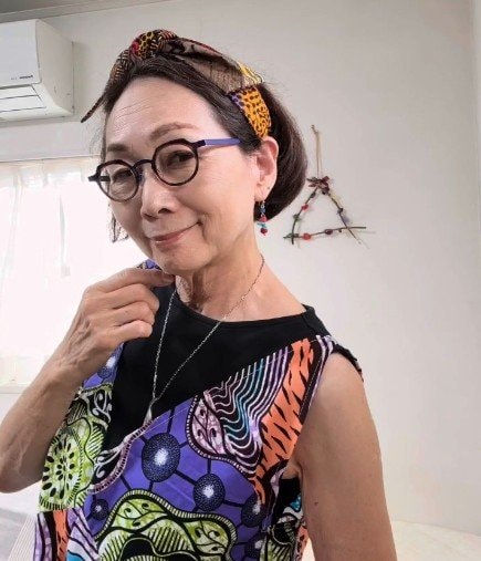 【76歳マダム】が着こなす「アフリカン柄コーデ」　“お手製ヘアリボン”とトップスの合わせ方がおしゃれ