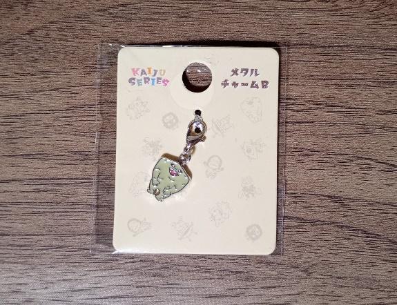 筆者撮影（キャンドゥ、KAIJU メタルチャームB）