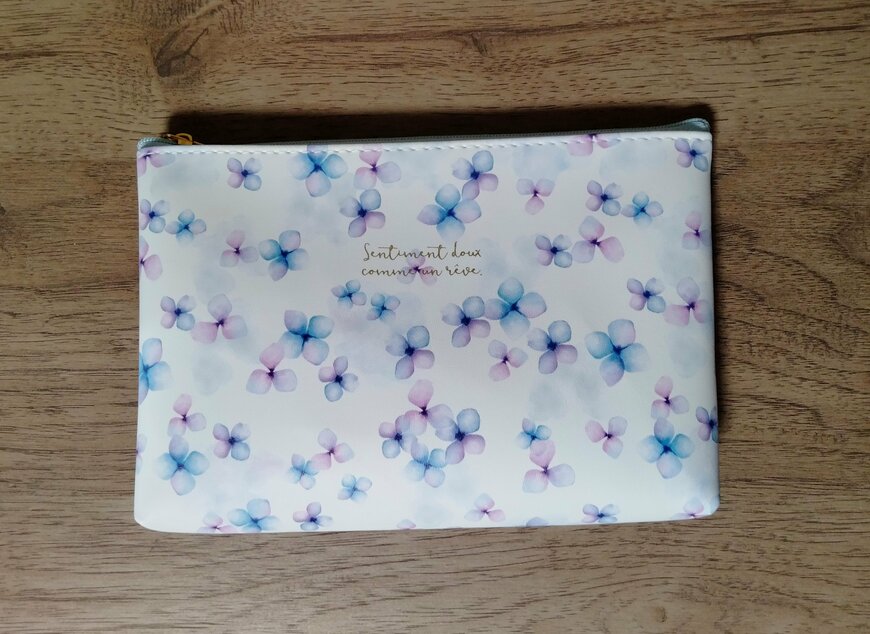 筆者撮影（キャンドゥ、フリーケース マチ付 合皮 あじさい柄）