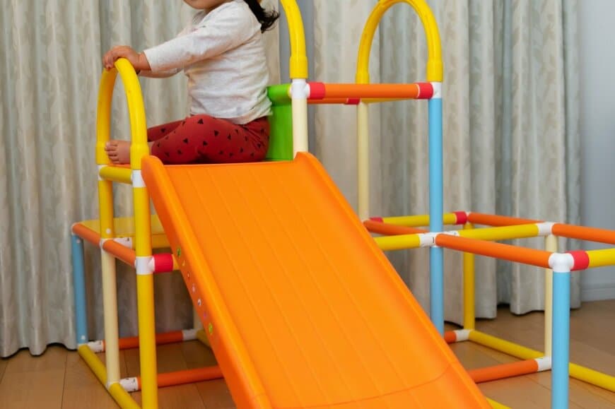 1歳児のために設置した「遊具の状態」に違和感　父親が持つ「まさかのグッズ」のシンデレラフィット具合が話題