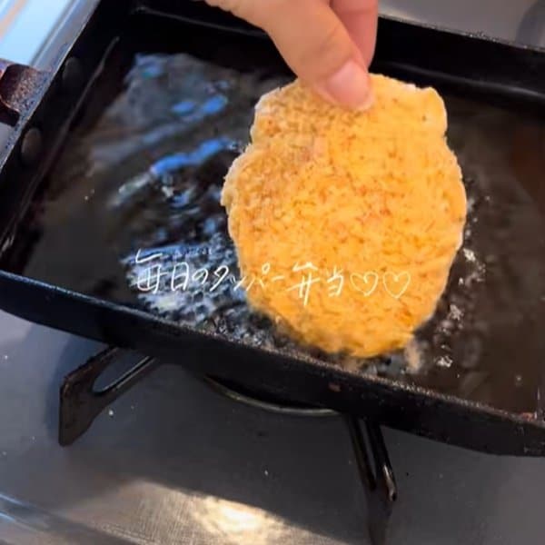 【旦那弁当】色鮮やかな断面が綺麗！レタスとチーズが挟まった〈コロッケサンド弁当〉が美味しそう！