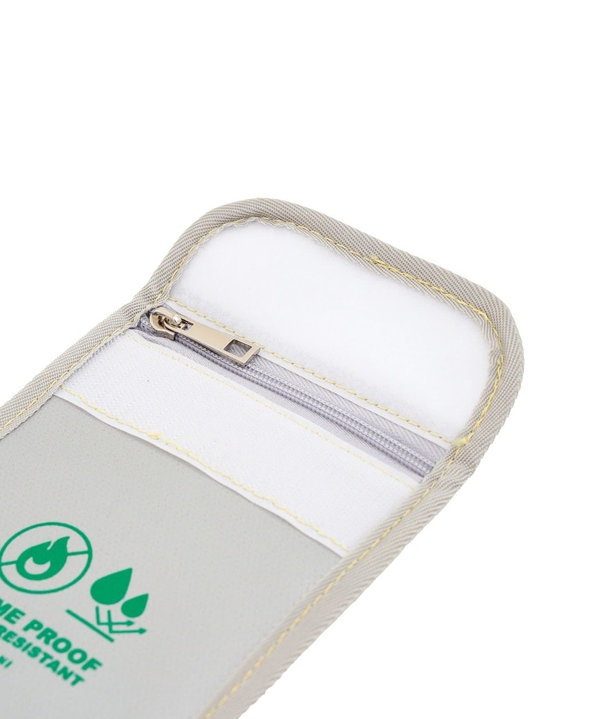 出所：3COINS公式　防火ポーチ／SOBANI