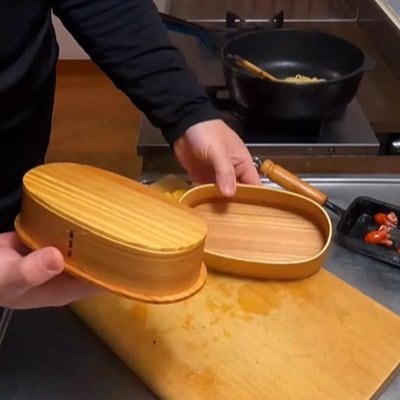 父ちゃんが作る愛情込めた【前日の残りの唐揚げ弁当】メインの唐揚げは「のこりもの」でも副菜は朝から手作り！美味しそうなお弁当にコメント続々