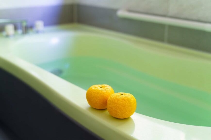 真冬に自宅の浴室で「柚子湯」を楽しもうとしたら…　浴槽を占領していた「まさかの生物」にギョッとしてしまう