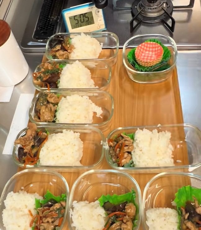 「おかずたっぷりでごはんが見えない！」忙しい会社員主婦が作る油淋鶏＆茄子味噌炒め弁当が美味しそう