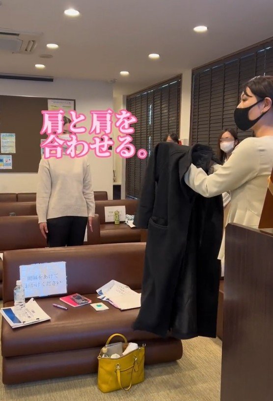 最初は肩と肩を合わせて裏返す