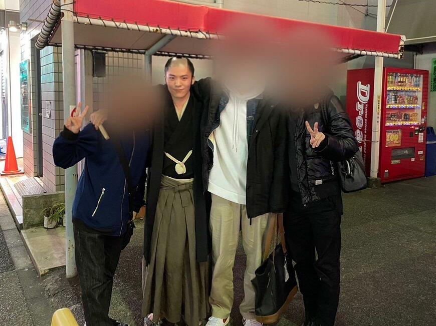 ちょんまげに和装で生活している