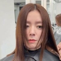 【大変身】季節の変わり目に雰囲気を変えたいマダムが「レイヤーカット×カラー」で大胆イメチェン！オシャレに垢抜けたアフターが話題