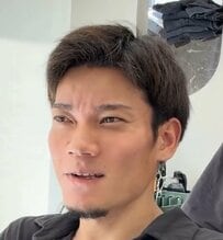 「だいぶイメチェンしたね？」K-POPライブに参戦するため来店した男性→ブリーチとカットで白髪をカバーした「シルバーアップバングショート」に！