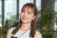 【愛車披露】新山千春、相棒のトヨタ「ランドクルーザー70」で1000キロのドライブ旅へ！笑顔でカメラ目線を送る姿とともに、長距離を走破するこだわりのカーライフ