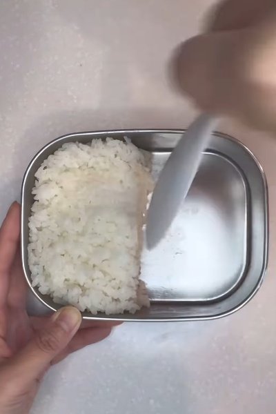 綺麗に半分ご飯を詰めます