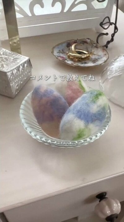 皿に並べたふわふわアロマ石