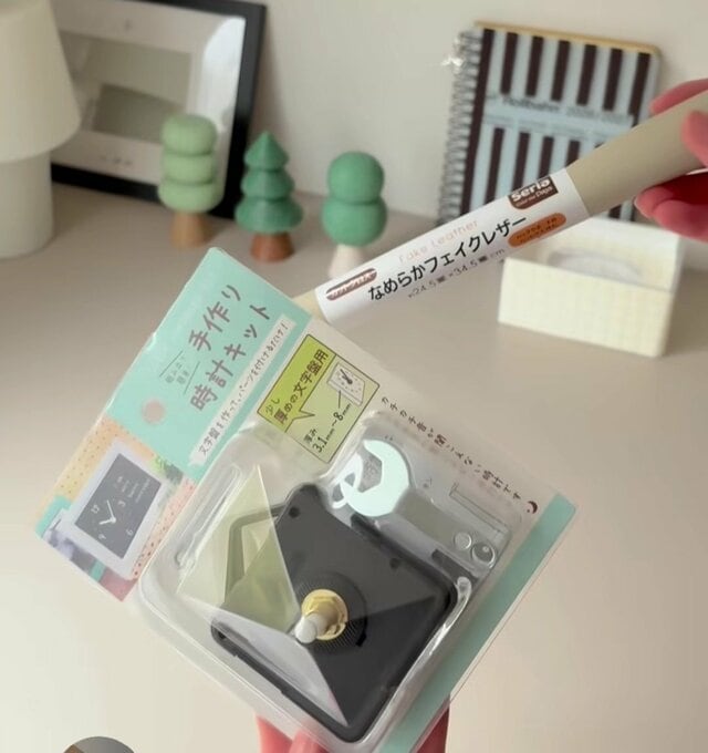 【100均DIY】まるで韓国インテリア！セリアの〈フェイクレザー〉を使って、おしゃれな「壁掛け時計」を簡単DIY