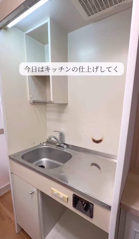 「想像以上に当たり！」黄ばみが気になるキッチンをリメイクシート×キッチンタイルシールでおしゃれに大変身