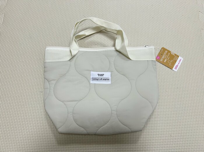 冬仕様のバッグ「舟型キルトトートバッグ」は税込330円