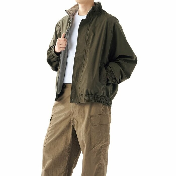 「ウェザークロス」という非常に機能的な素材が採用されています