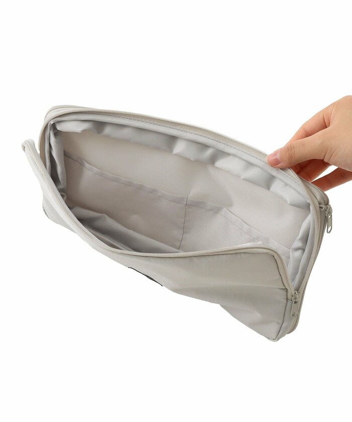 Lサイズは充電ケーブなどガジェット類をまとめるポーチとしても