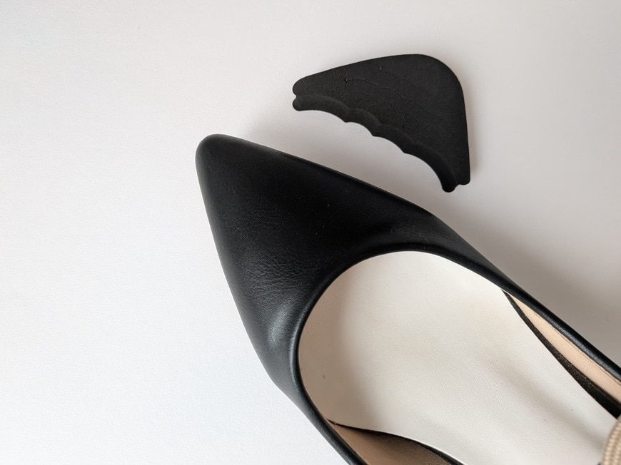 「甲の浅いデザインのパンプスにも。」