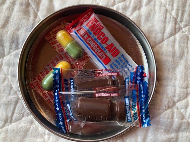 カルディ「チョコエイド　ラウンドティン」4種類のチョコ入り（筆者撮影）