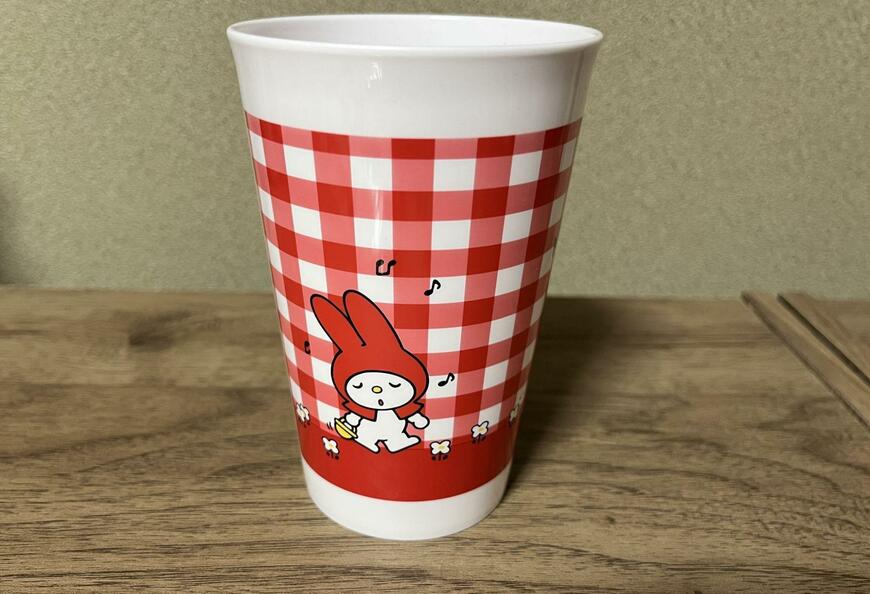 筆者撮影（ダイソー、タンブラー MM 50周年 赤 マイメロディ）