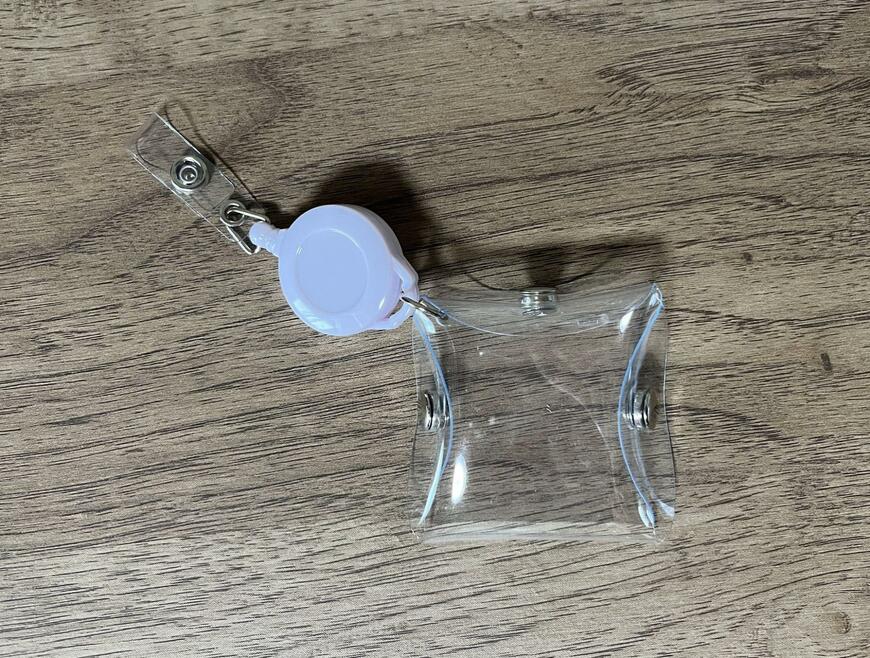 筆者撮影（セリア、PVCリール付ストラップポーチ 6×6cm）