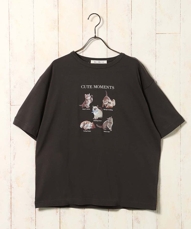 出所：Bleu Bleuet（ブルーブルーエ）公式サイト　CATS CUTE MOMENTS Tシャツ